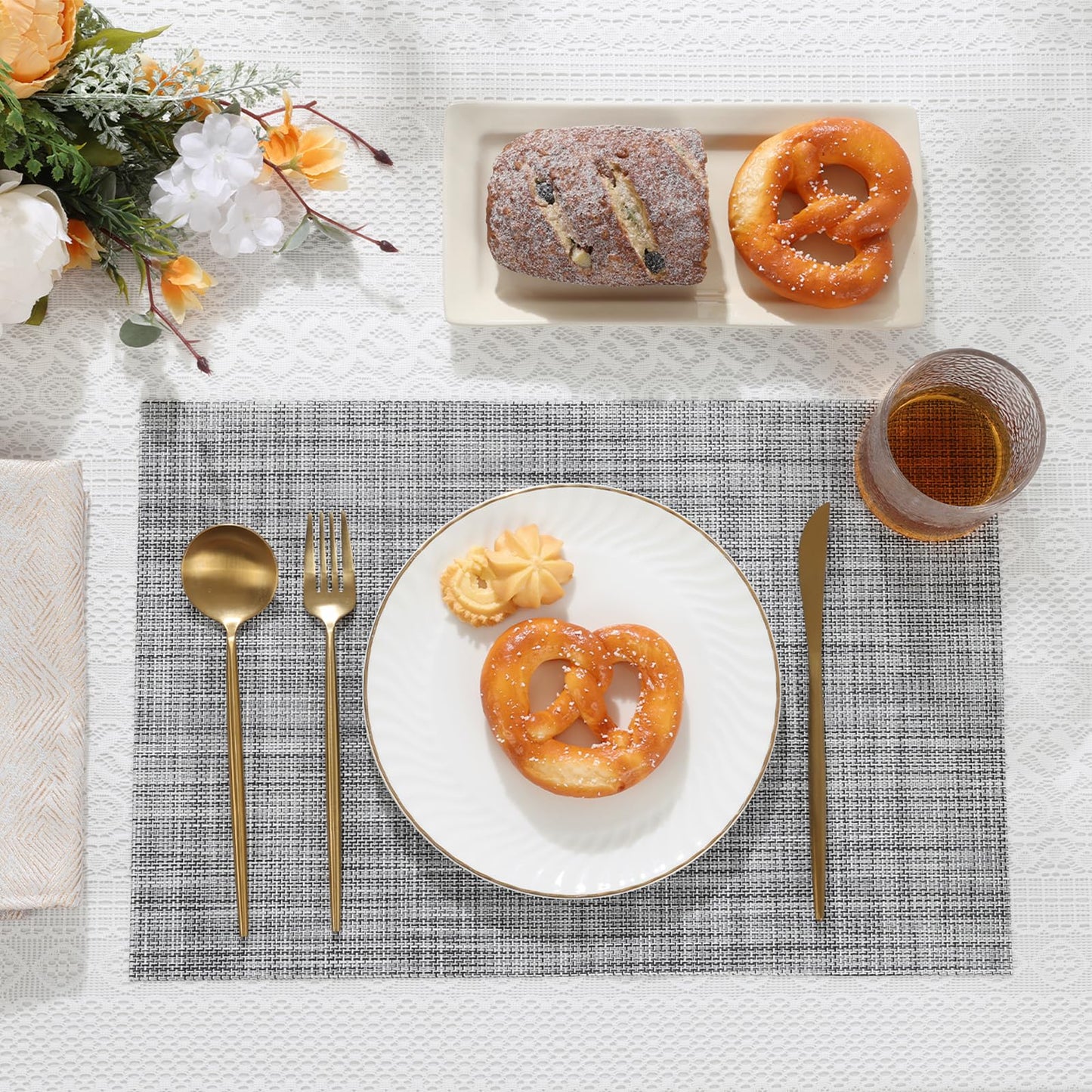 SHACOS Woven Vinyl Placemats Set of 6 Wipe Clean Table Placemats Heat Resistant Wipeable Non Slip Table Mats Indoor Outdoor, Gray White