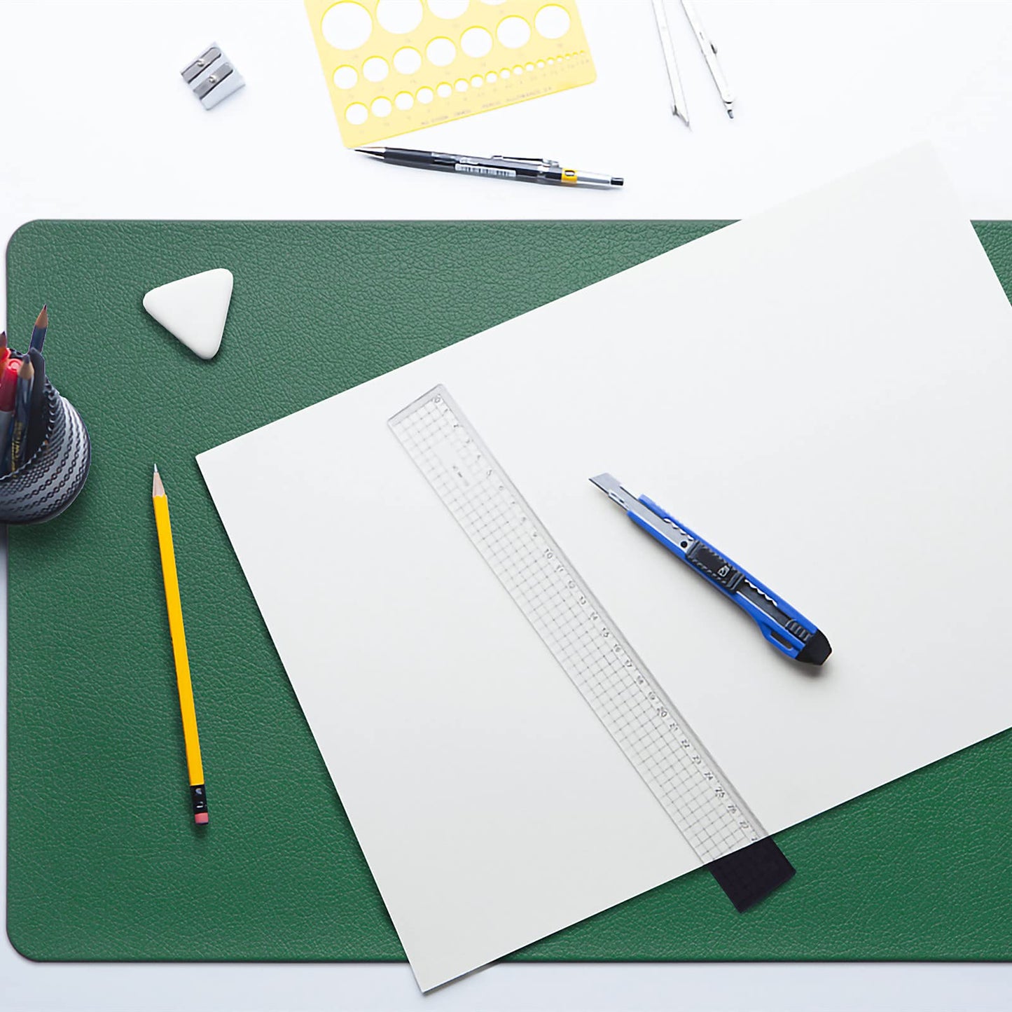 Faux Leather Placemats HeloHo Green Table Place Mats Set of 4 Waterproof Oilproof Heat Stain Resistant Washable Wipeable Placemat for Kitchen Dining Table Decoration Indoor Outdoor