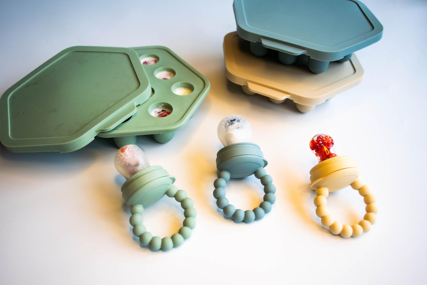 Wee Little Ones Premium Silicone Baby Fruit Feeder Pacifier – Includes Freezer Tray and Popsicle Molds for Teething Relief. Safe Infant Self-Feeding Baby Food Feeder. Perfect for Young Ones!