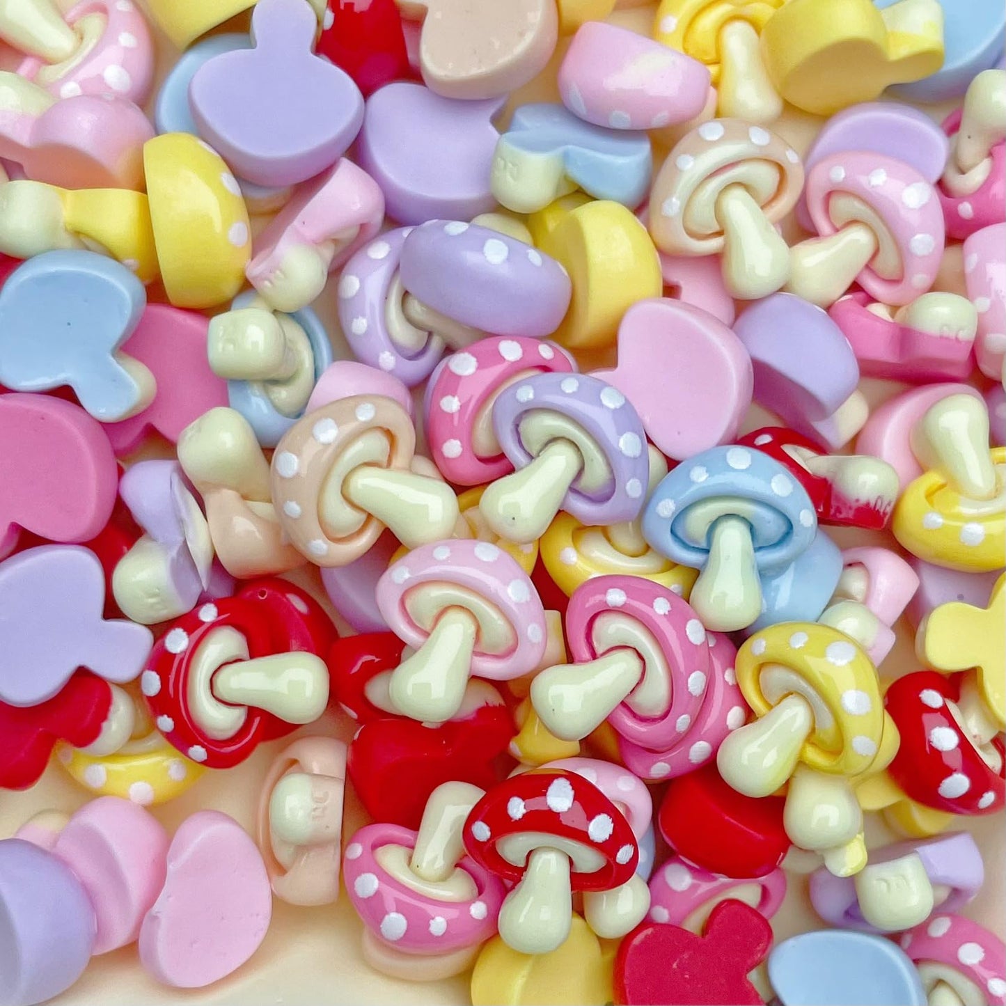100pcs Slime Charms Resin Mushroom Charms Set Mixed Assorted Sweets Flatback Slime Beads Making Supplies for DIY Craft Making and Ornament Scrapbooking (Mushroom)