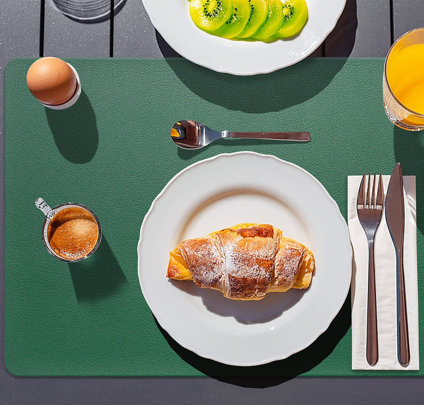 Faux Leather Placemats HeloHo Green Table Place Mats Set of 4 Waterproof Oilproof Heat Stain Resistant Washable Wipeable Placemat for Kitchen Dining Table Decoration Indoor Outdoor